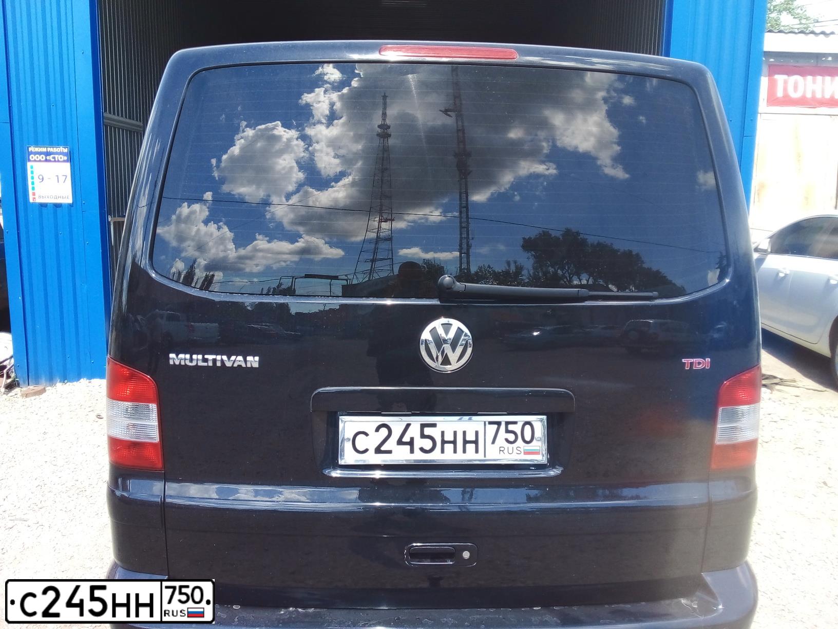 Фото автомобиля VOLKSWAGEN MULTIVAN, 2009 — госномер С245НН750. Цвет: ЧЕРНЫЙ