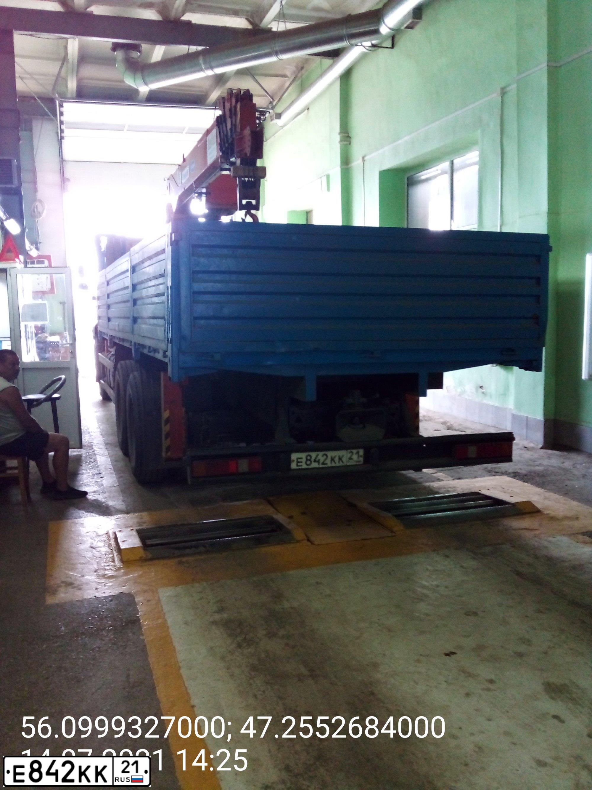 Фото автомобиля KAMAZ 65117 /6X4/, 2014 — госномер Е842КК21. Цвет: СИНИЙ