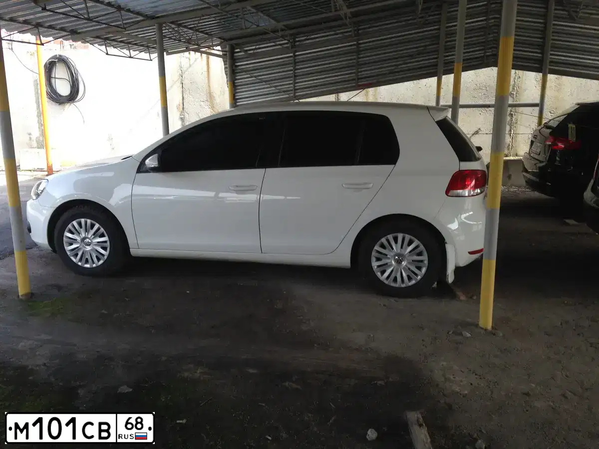 Фото автомобиля VOLKSWAGEN GOLF, 2010 — госномер М101СВ68. Цвет: БЕЛЫЙ