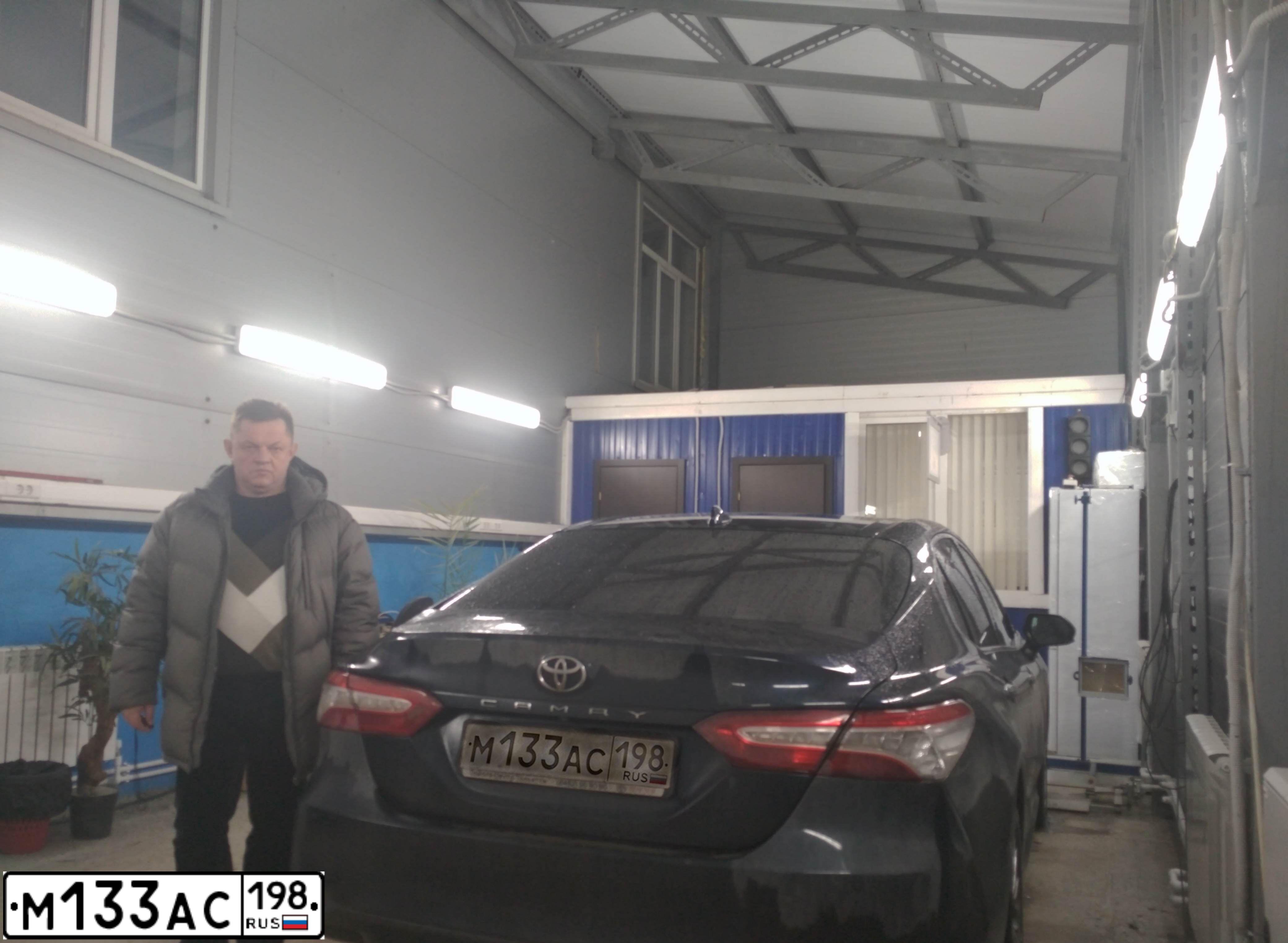 Фото автомобиля TOYOTA CAMRY, 2021 — госномер М819УЕ95. Цвет: ЧЕРНЫЙ МЕТАЛЛИК