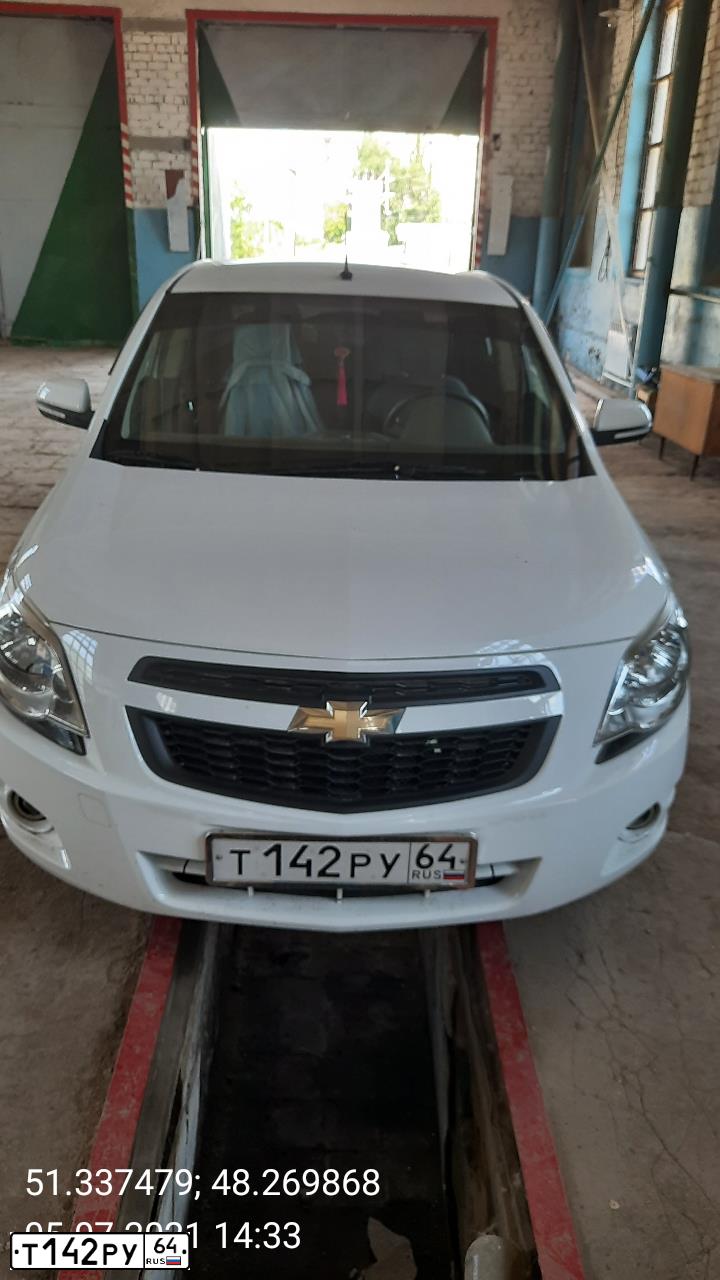 Фото автомобиля CHEVROLET COBALT, 2014 — госномер Т142РУ64. Цвет: БЕЛЫЙ