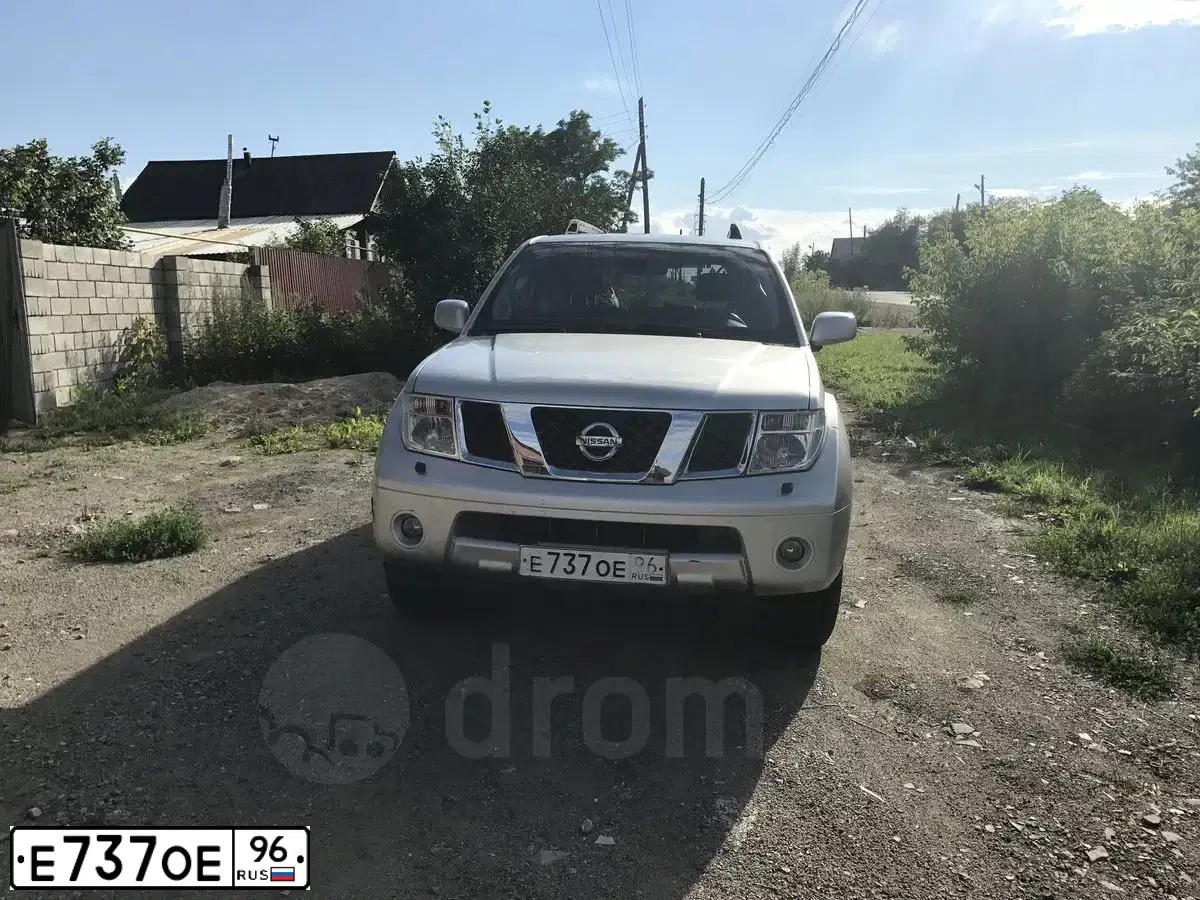 Фото автомобиля NISSAN PATHFINDER, 2006 — госномер Е737ОЕ96. Цвет: Серебристый