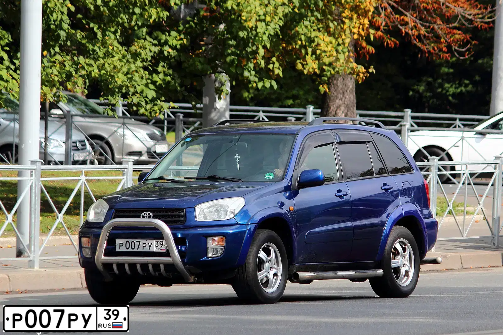 Фото автомобиля TOYOTA RAV4, 2003 — госномер Р007РУ39. Цвет: СИНИЙ