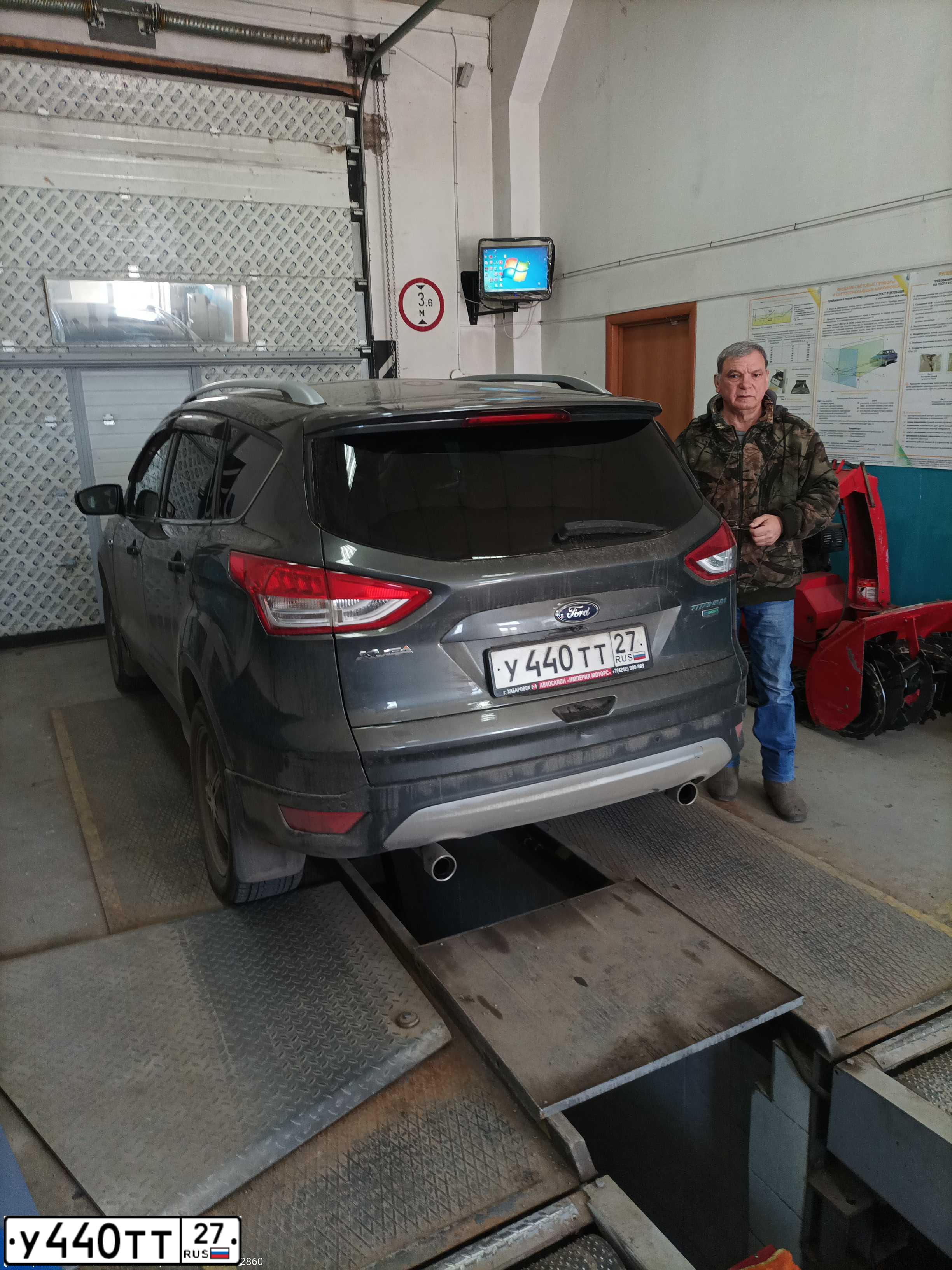 Фото автомобиля FORD KUGA, 2015 — госномер М707АО27. Цвет: СЕРЫЙ