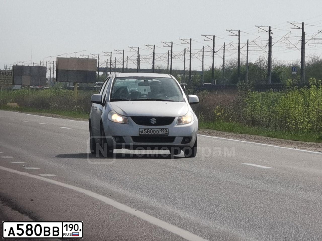 Фото автомобиля SUZUKI SX 4, 2008 — госномер А580ВВ190. Цвет: СЕРЕБРИСТЫЙ