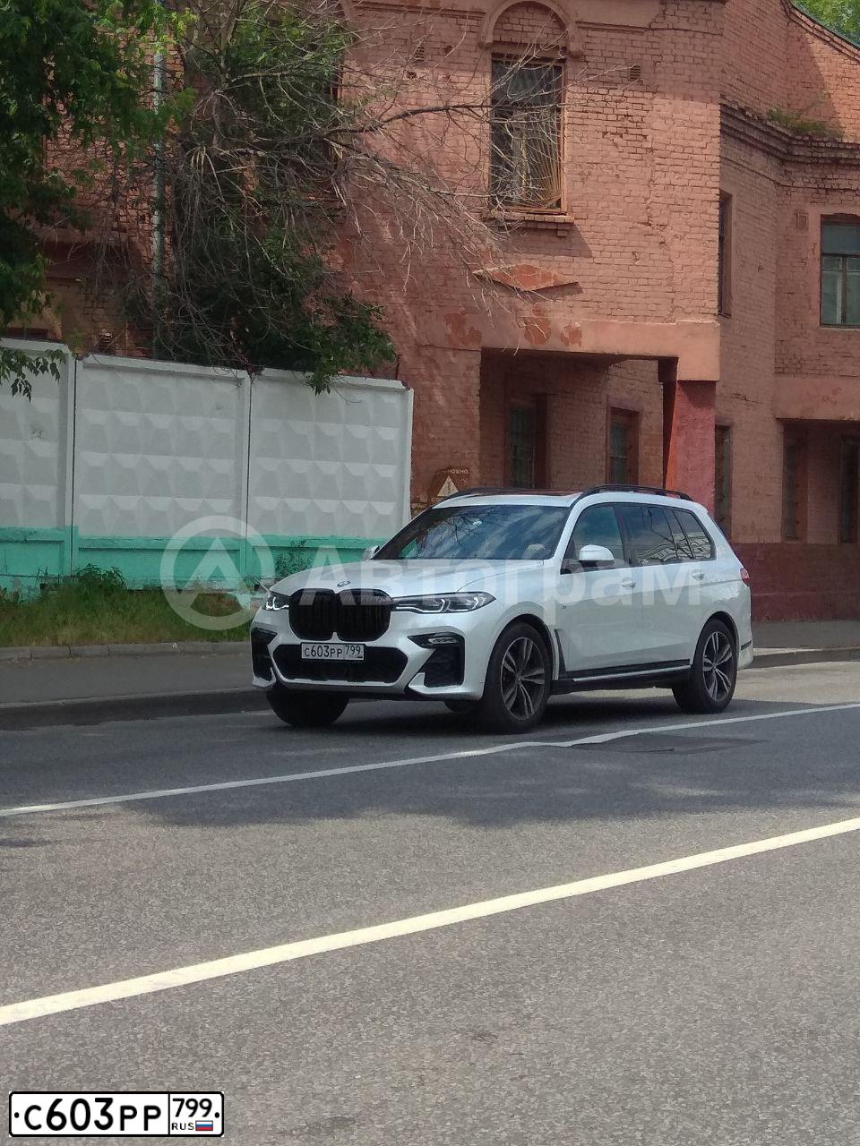 Фото автомобиля БМВ X7 XDRIVE40I, 2022 — госномер С603РР799. Цвет: Белый