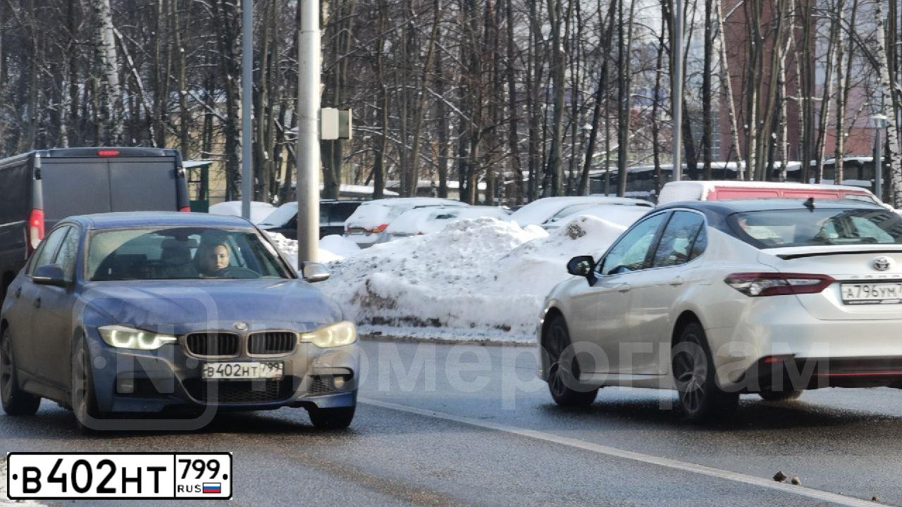 Фото автомобиля BMW SERIE 3, 2018 — госномер В402НТ799. Цвет: синий