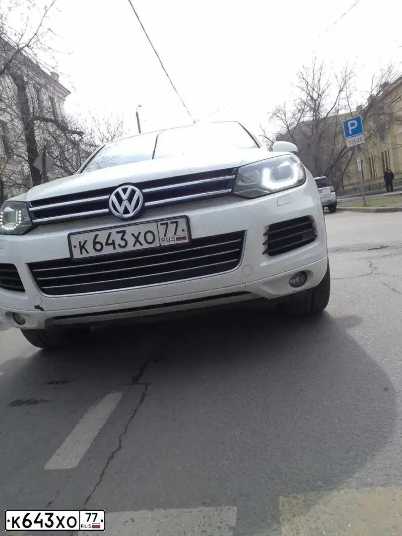 Фото автомобиля VOLKSWAGEN TOUAREG, 2013 — госномер К643ХО77. Цвет: БЕЛЫЙ