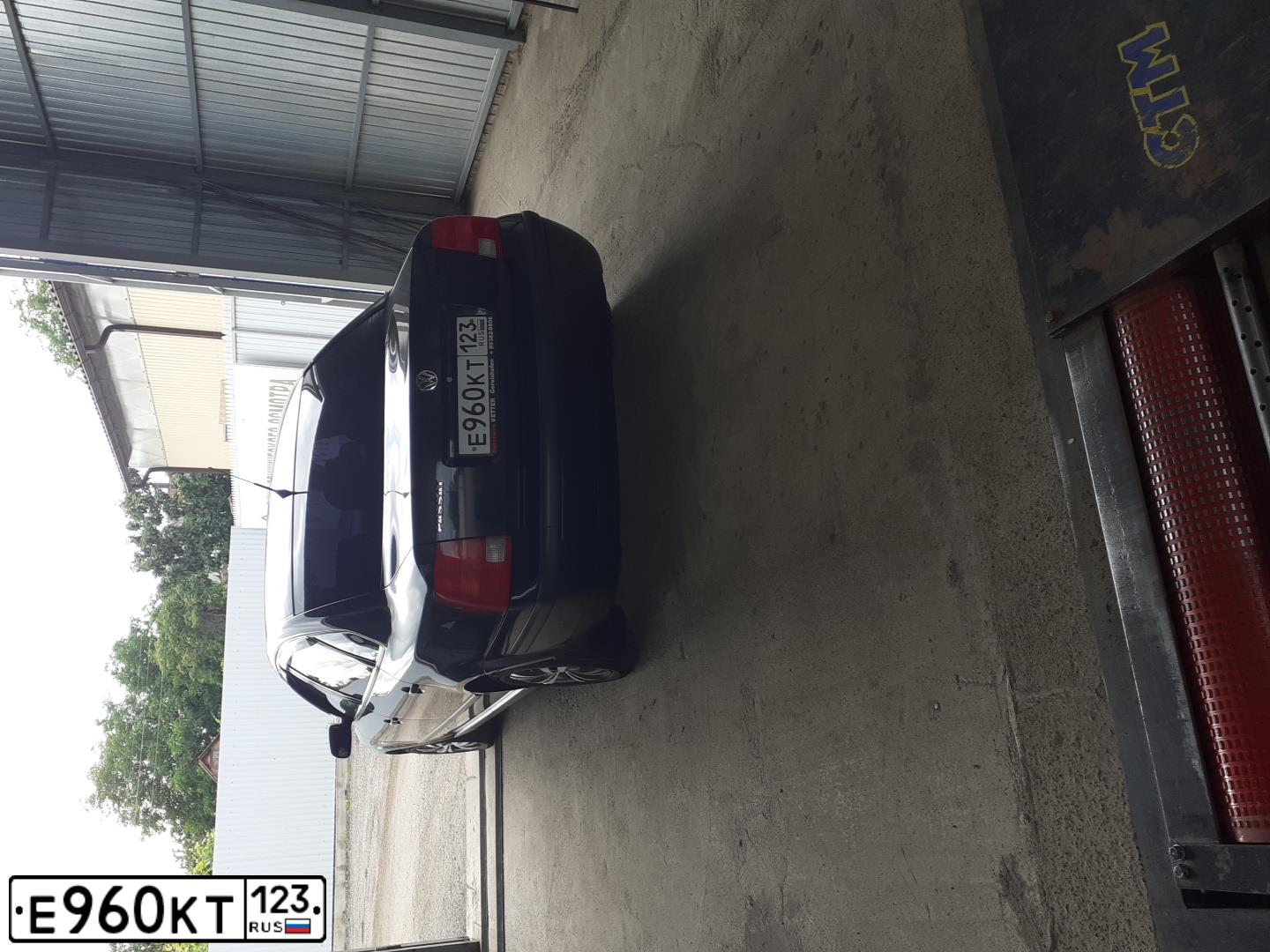 Фото автомобиля VOLKSWAGEN PASSAT, 1999 — госномер Е960КТ123. Цвет: ЧЕРНЫЙ