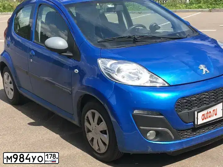 Фото автомобиля PEUGEOT 107, 2012 — госномер Н605АЕ797. Цвет: ЯРКО-СИНИЙ