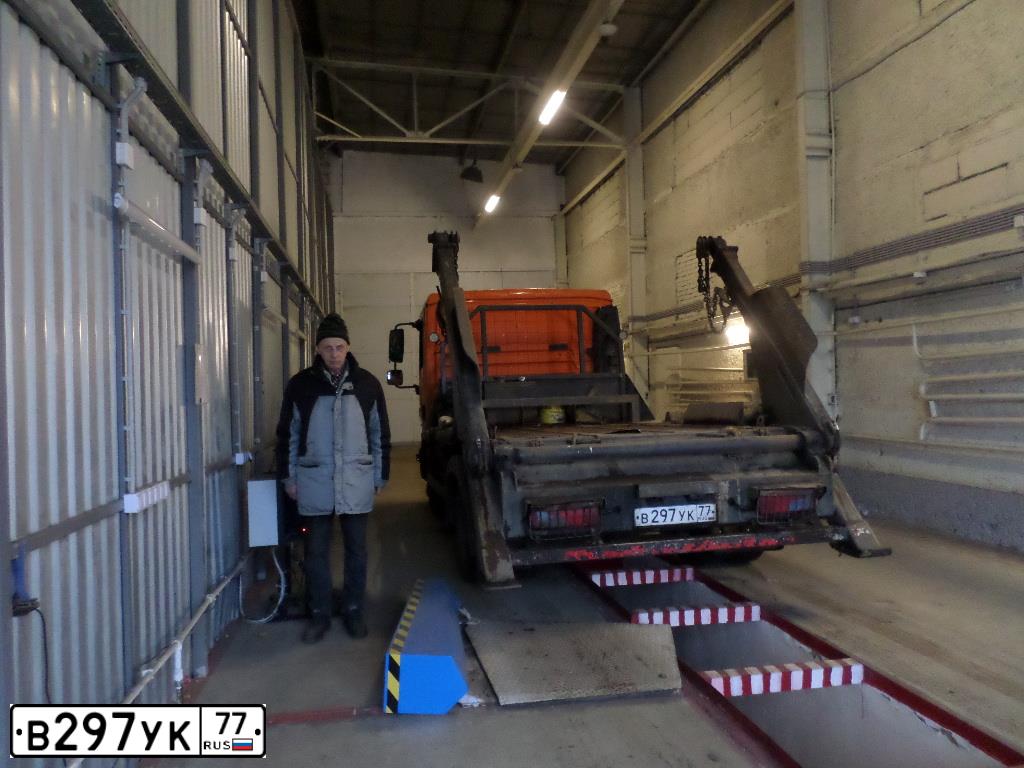 Фото автомобиля MAN TGL 7/8.XXX /4X2/, 2013 — госномер В297УК77. Цвет: Оранжевый