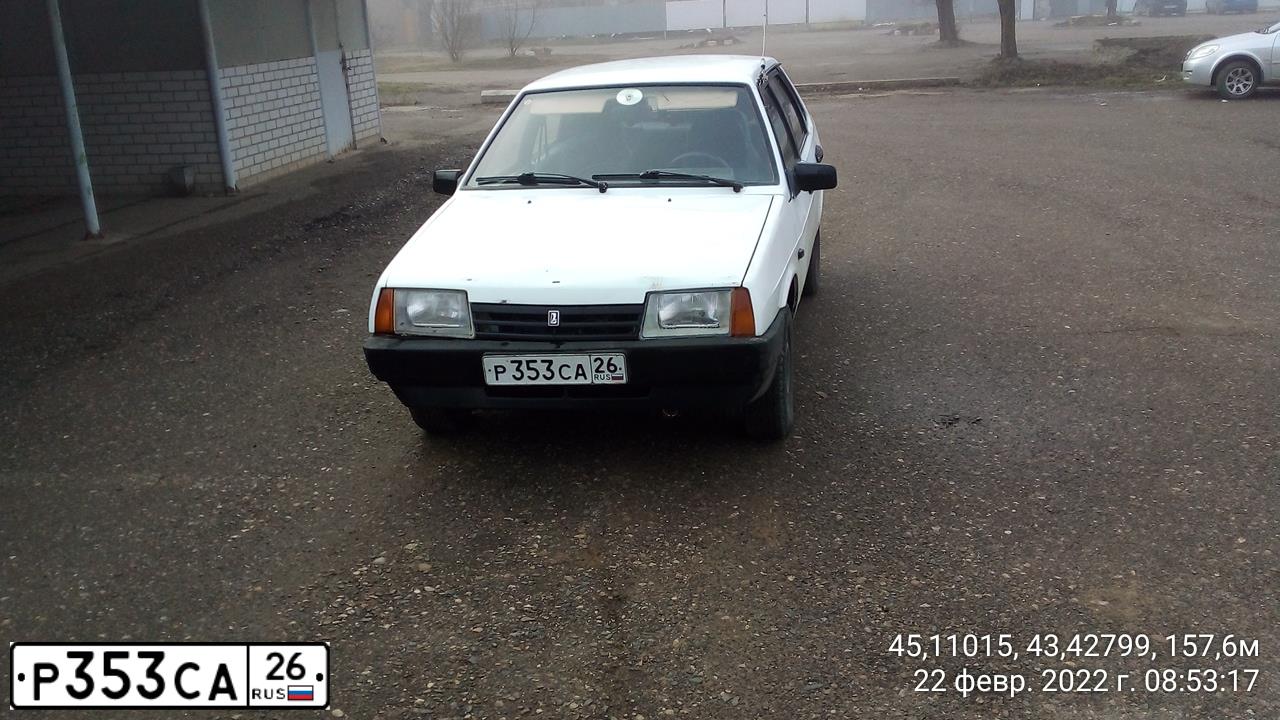 Фото автомобиля LADA 2109 SAMARA, 2000 — госномер Р353СА26. Цвет: ЯРКО-БЕЛЫЙ