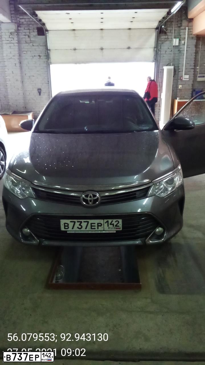 Фото автомобиля TOYOTA CAMRY, 2015 — госномер Т283СМ124. Цвет: СЕРЫЙ МЕТАЛЛИК