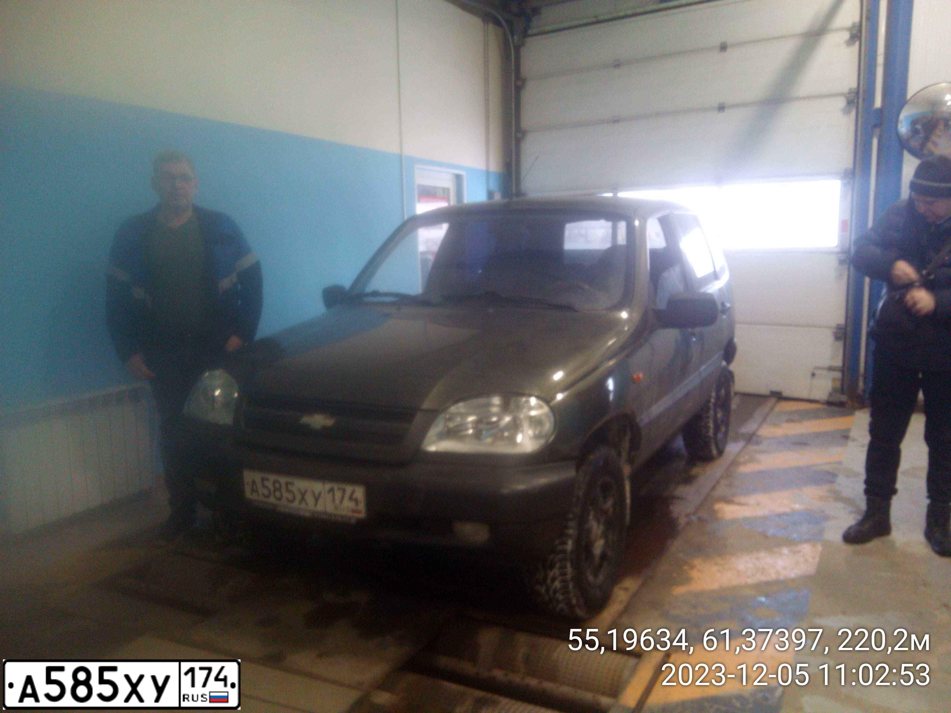 Фото автомобиля CHEVROLET NIVA, 2008 — госномер О618ВН174. Цвет: темно-зеленый металлик