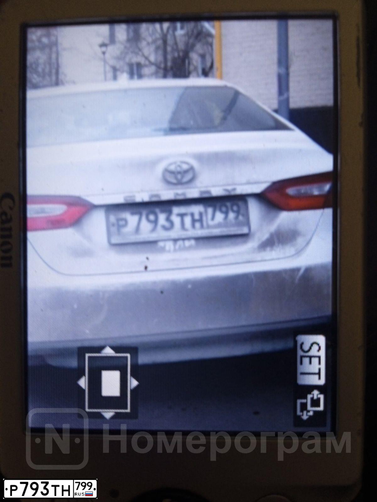 Фото автомобиля TOYOTA CAMRY, 2020 — госномер Р793ТН799. Цвет: Белый