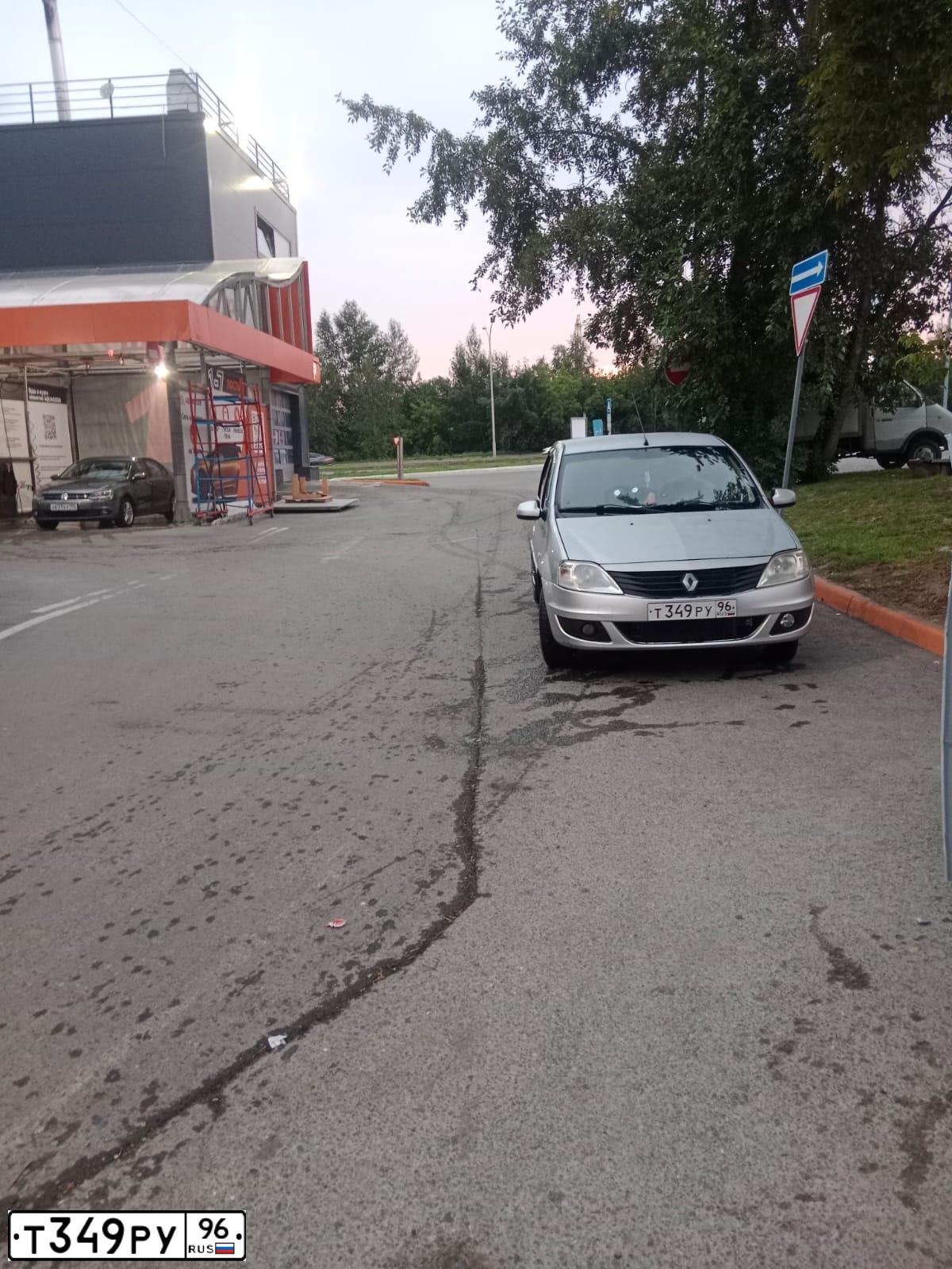Фото автомобиля RENAULT LOGAN, 2011 — госномер Т349РУ96. Цвет: СВЕТЛО-СЕРЫЙ