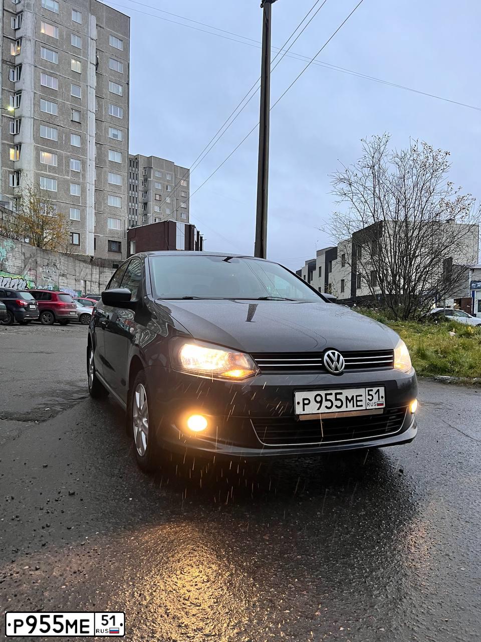 Фото автомобиля VOLKSWAGEN POLO, 2011 — госномер А792ХВ51. Цвет: СЕРЫЙ