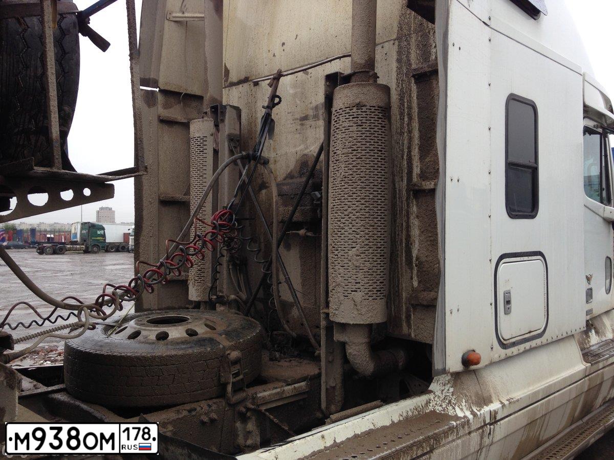 Фото автомобиля FREIGHTLINER FLC-SERIE, 2000 — госномер С528УО70. Цвет: Белый