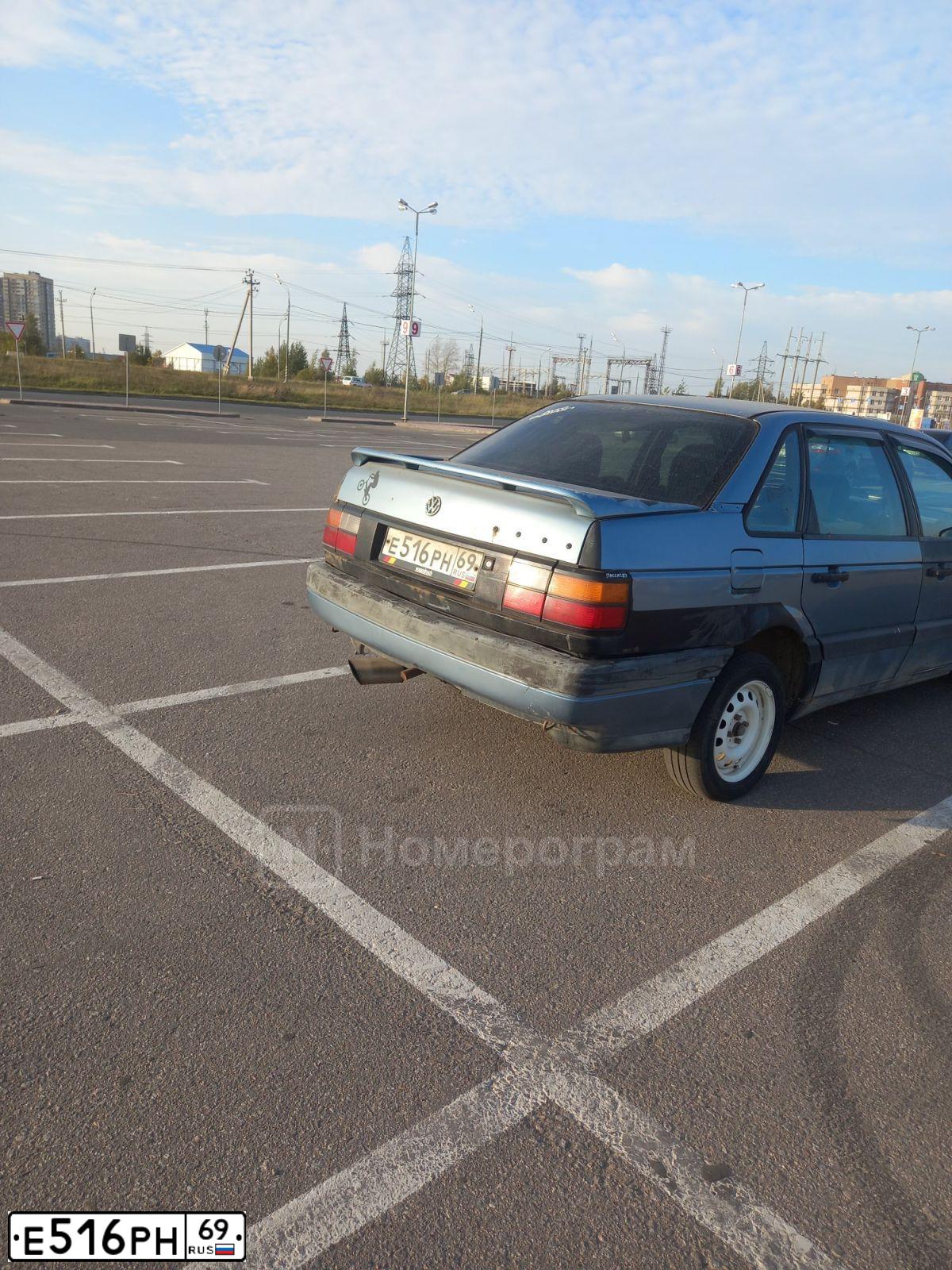 Фото автомобиля VOLKSWAGEN PASSAT, 1991 — госномер Е516РН69. Цвет: голубой
