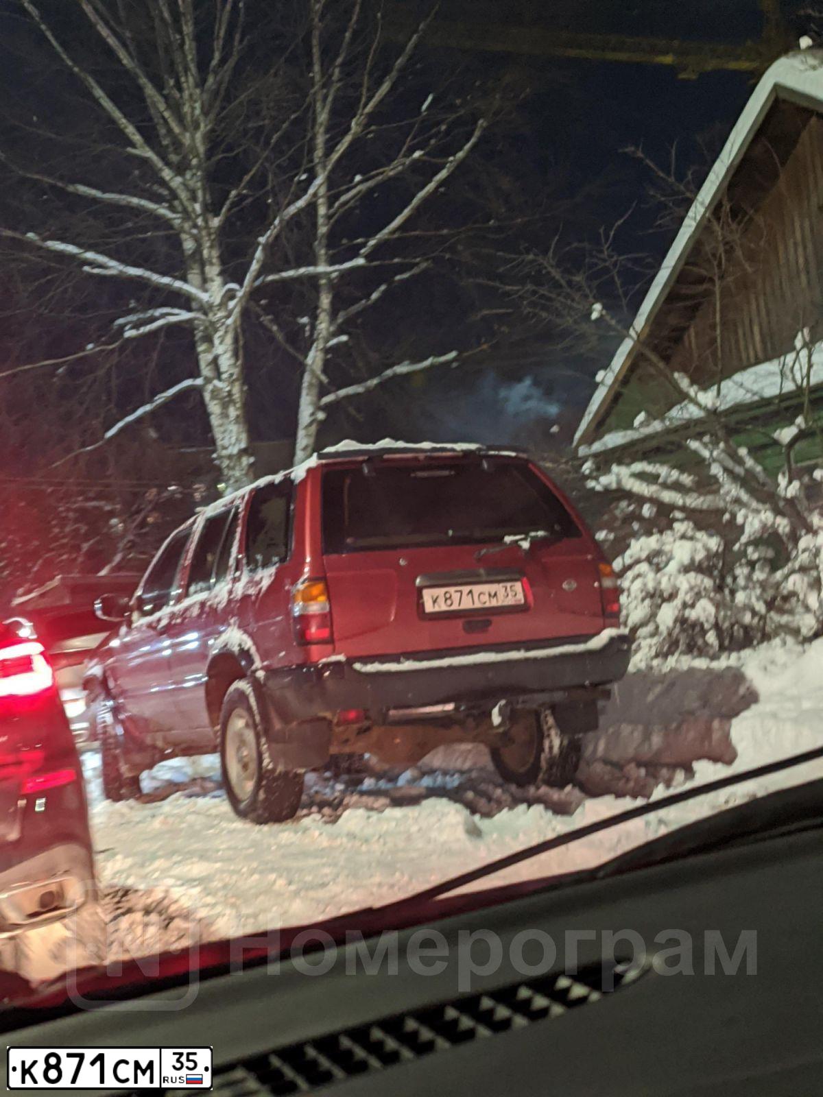 Фото автомобиля NISSAN PATHFINDER, 1998 — госномер К871СМ35. Цвет: БОРДОВЫЙ