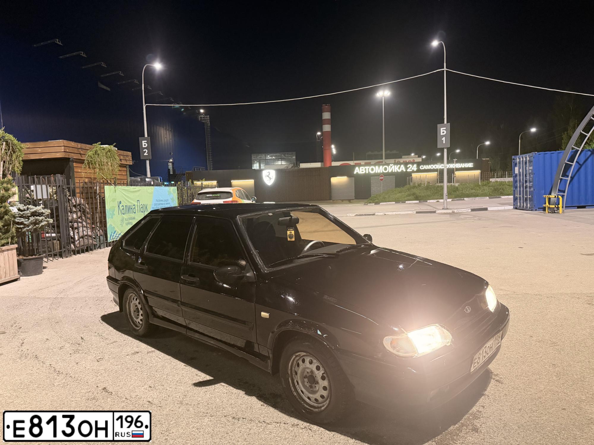 Фото автомобиля LADA 2114 SAMARA, 2011 — госномер Е813ОН196. Цвет: СИНЕ-ЧЕРНЫЙ