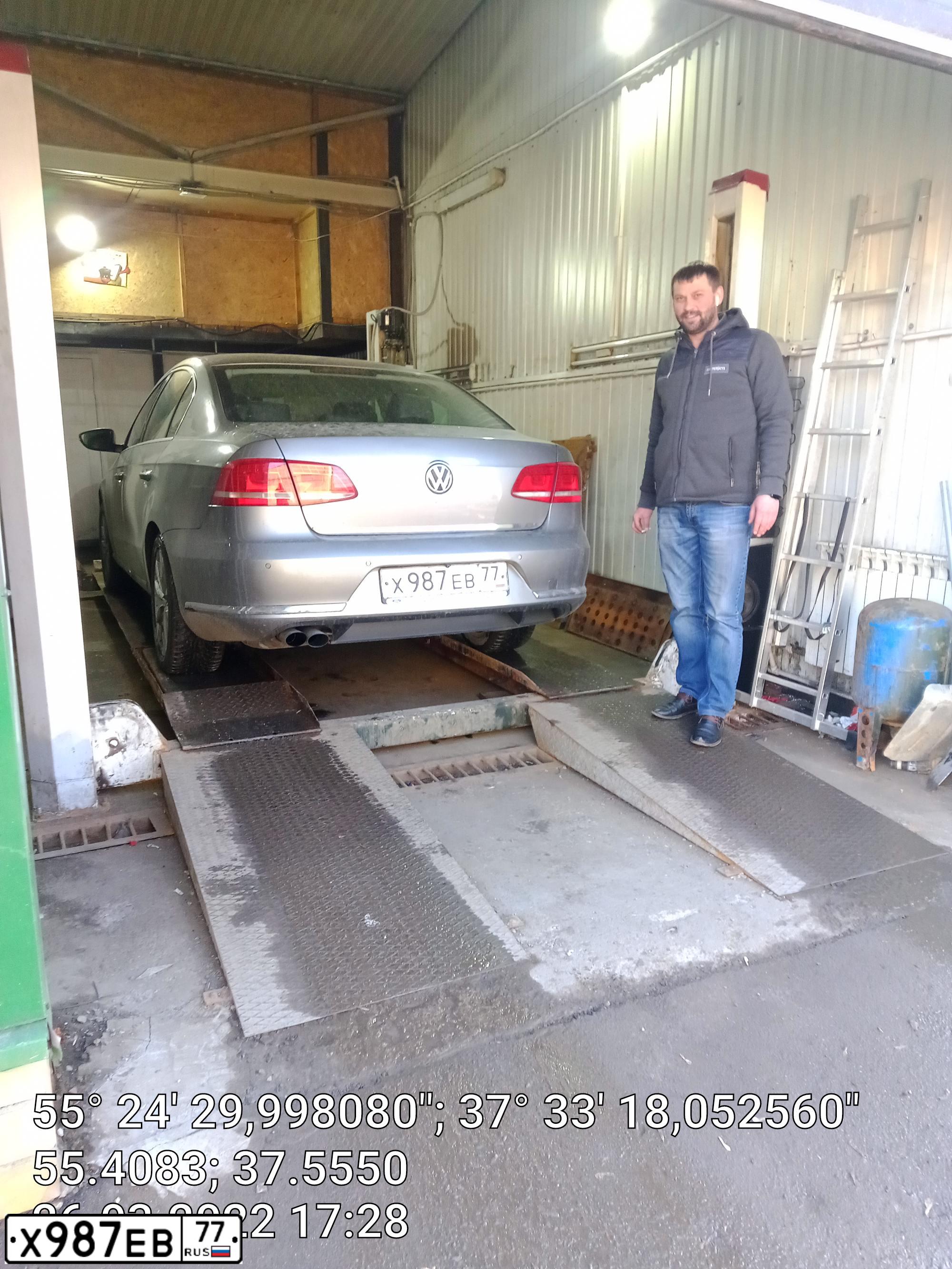 Фото автомобиля VOLKSWAGEN PASSAT, 2012 — госномер Х987ЕВ77. Цвет: БЕЖЕВЫЙ