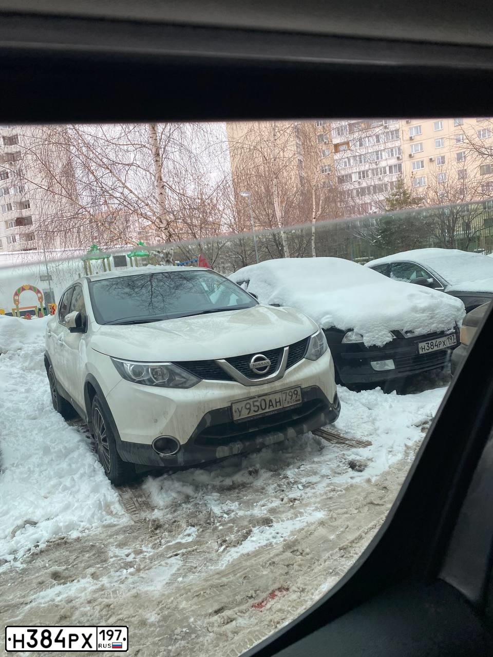 Фото автомобиля SKODA OCTAVIA, 2008 — госномер Н384РХ197. Цвет: ЧЕРНЫЙ
