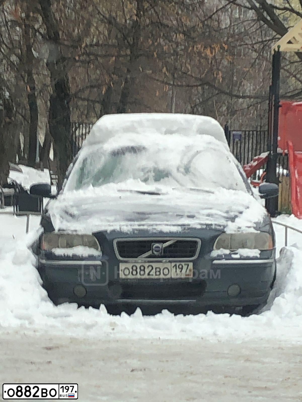 Фото автомобиля VOLVO S60, 2004 — госномер Е001ЕВ77. Цвет: СИНИЙ СВЕТЛЫЙ