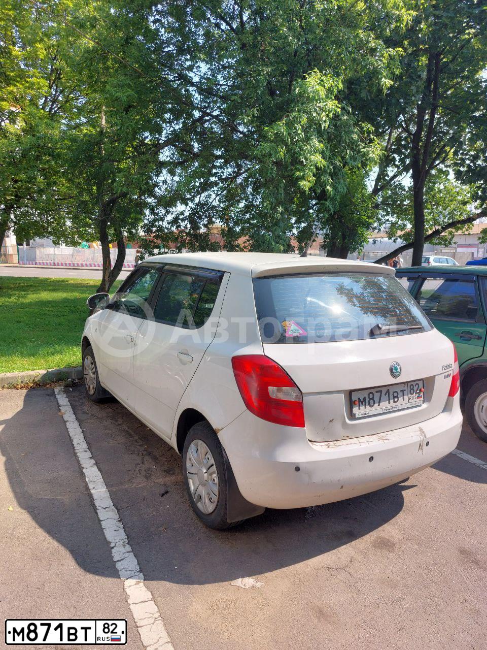Фото автомобиля SKODA FABIA, 2012 — госномер А640ХМ190. Цвет: Белый