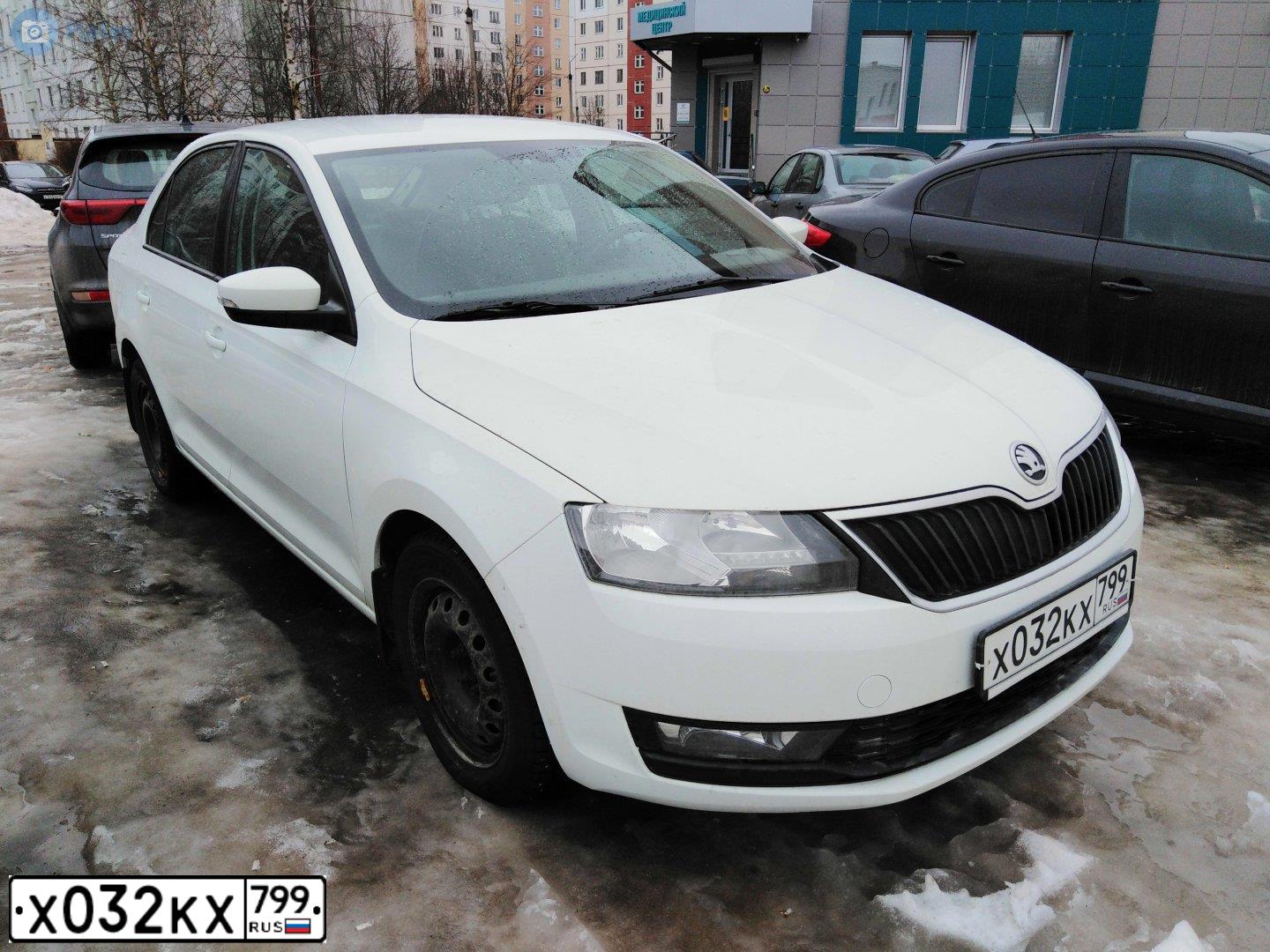 Фото автомобиля SKODA RAPID, 2018 — госномер Х032КХ799. Цвет: БЕЛЫЙ