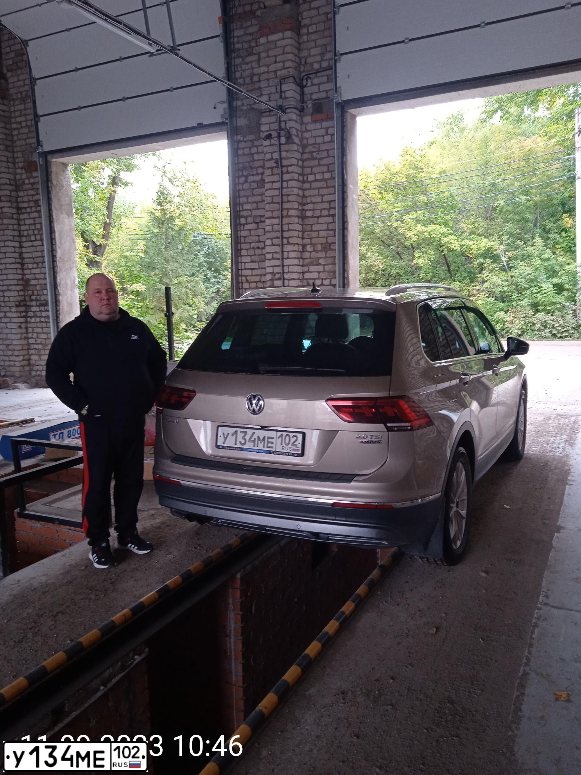 Фото автомобиля VOLKSWAGEN TIGUAN, 2017 — госномер М014ТР702. Цвет: БЕЖЕВЫЙ
