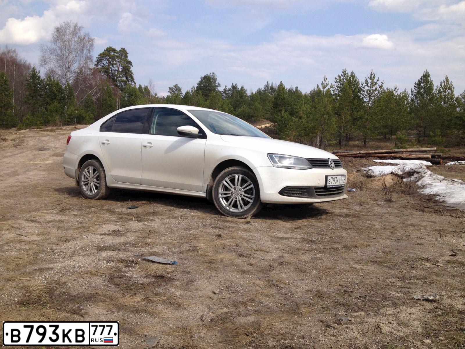 Фото автомобиля VOLKSWAGEN JETTA, 2012 — госномер К027КС21. Цвет: Белый