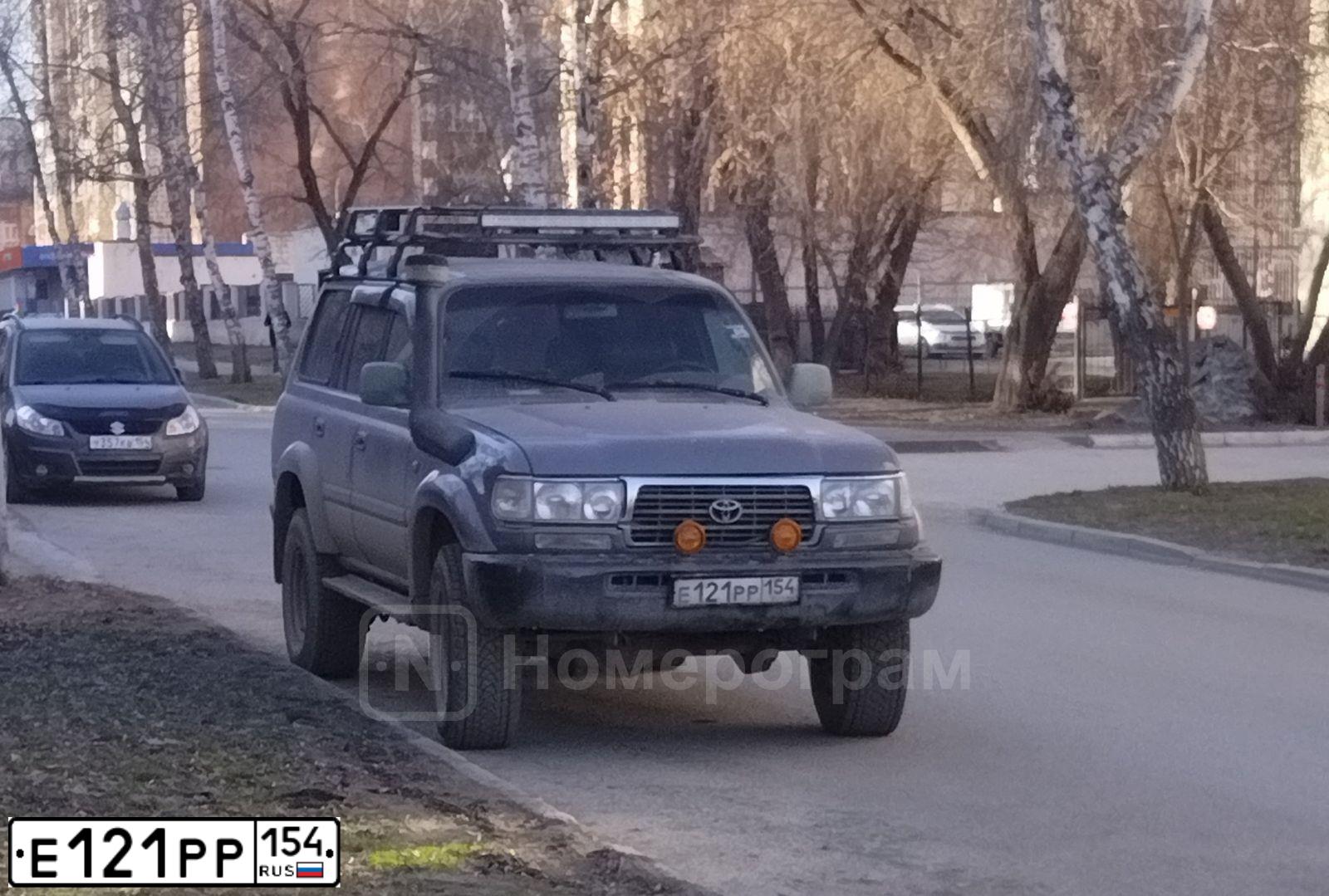 Фото автомобиля TOYOTA LANDCRUISER, 1997 — госномер Е121РР154. Цвет: СЕРЫЙ