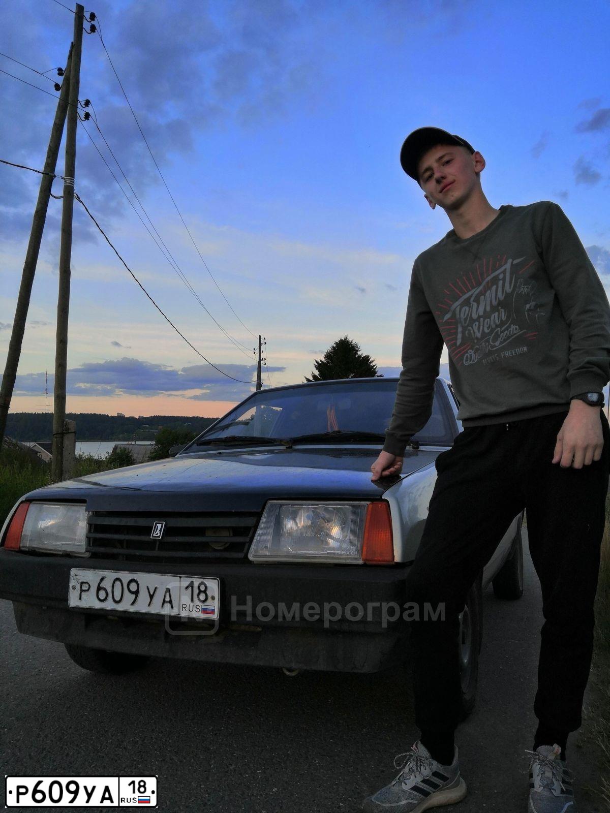 Фото автомобиля LADA 2109 SAMARA, 2002 — госномер Р609УА18. Цвет: СЕРЕБРИСТЫЙ ЖЕЛТО-ЗЕЛЕНЫЙ