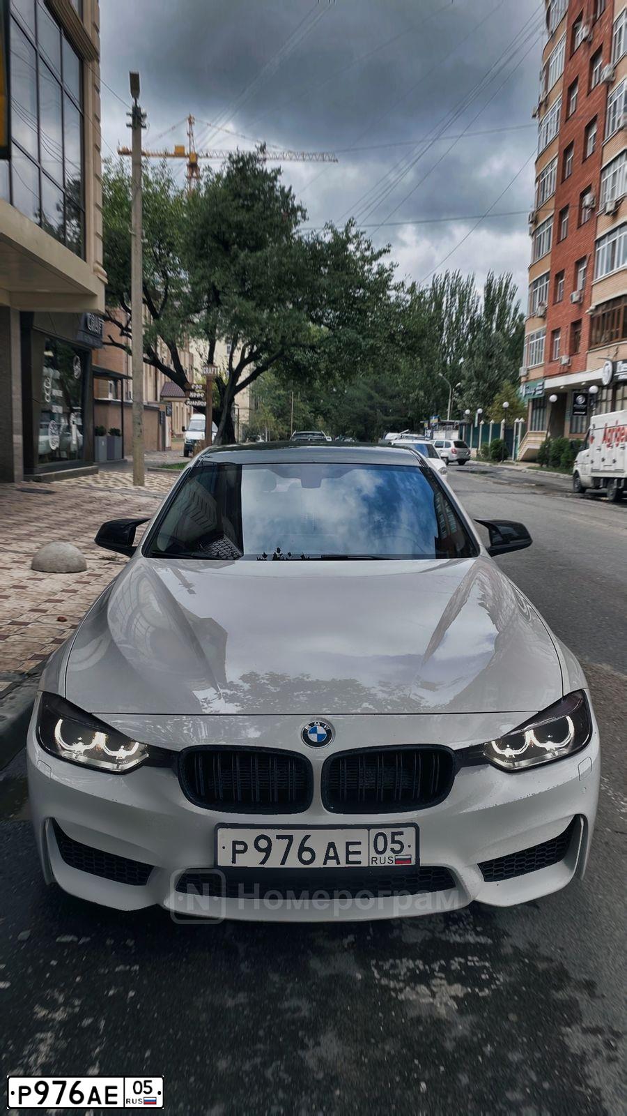 Фото автомобиля BMW SERIE 3, 2013 — госномер Р976АЕ05. Цвет: Белый
