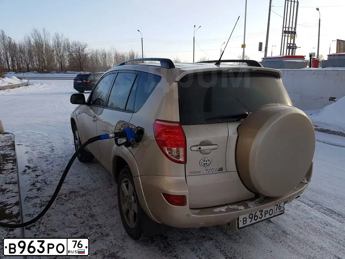 Фото автомобиля TOYOTA RAV4, 2008 — госномер В963РО76. Цвет: серебристый