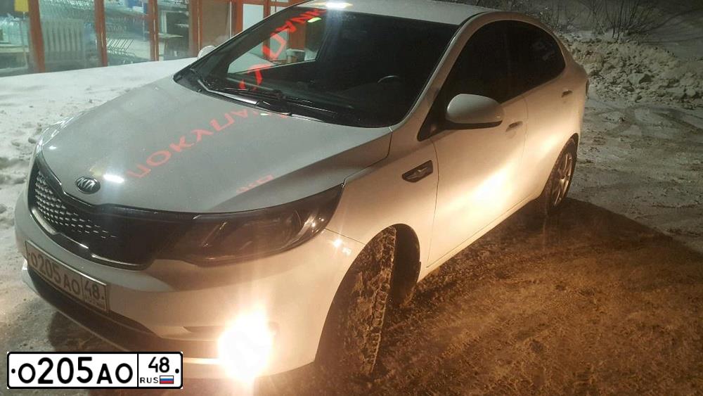 Фото автомобиля KIA RIO, 2015 — госномер О205АО48. Цвет: Белый