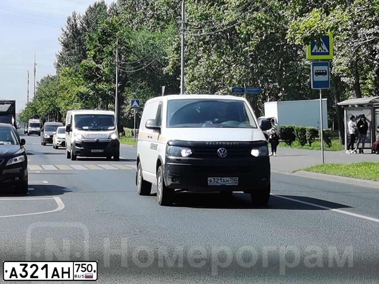 Фото автомобиля VOLKSWAGEN TRANSPORTER, 2014 — госномер А321АН750. Цвет: Белый