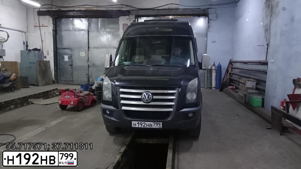 Фото автомобиля VOLKSWAGEN CRAFTER, 2008 — госномер М333КН199. Цвет: ЧЕРНЫЙ