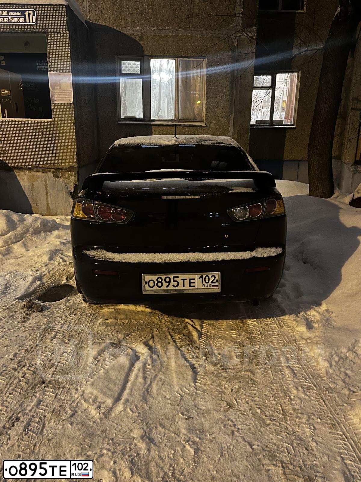 Фото автомобиля MITSUBISHI LANCER, 2013 — госномер О895ТЕ102. Цвет: ЧЕРНЫЙ
