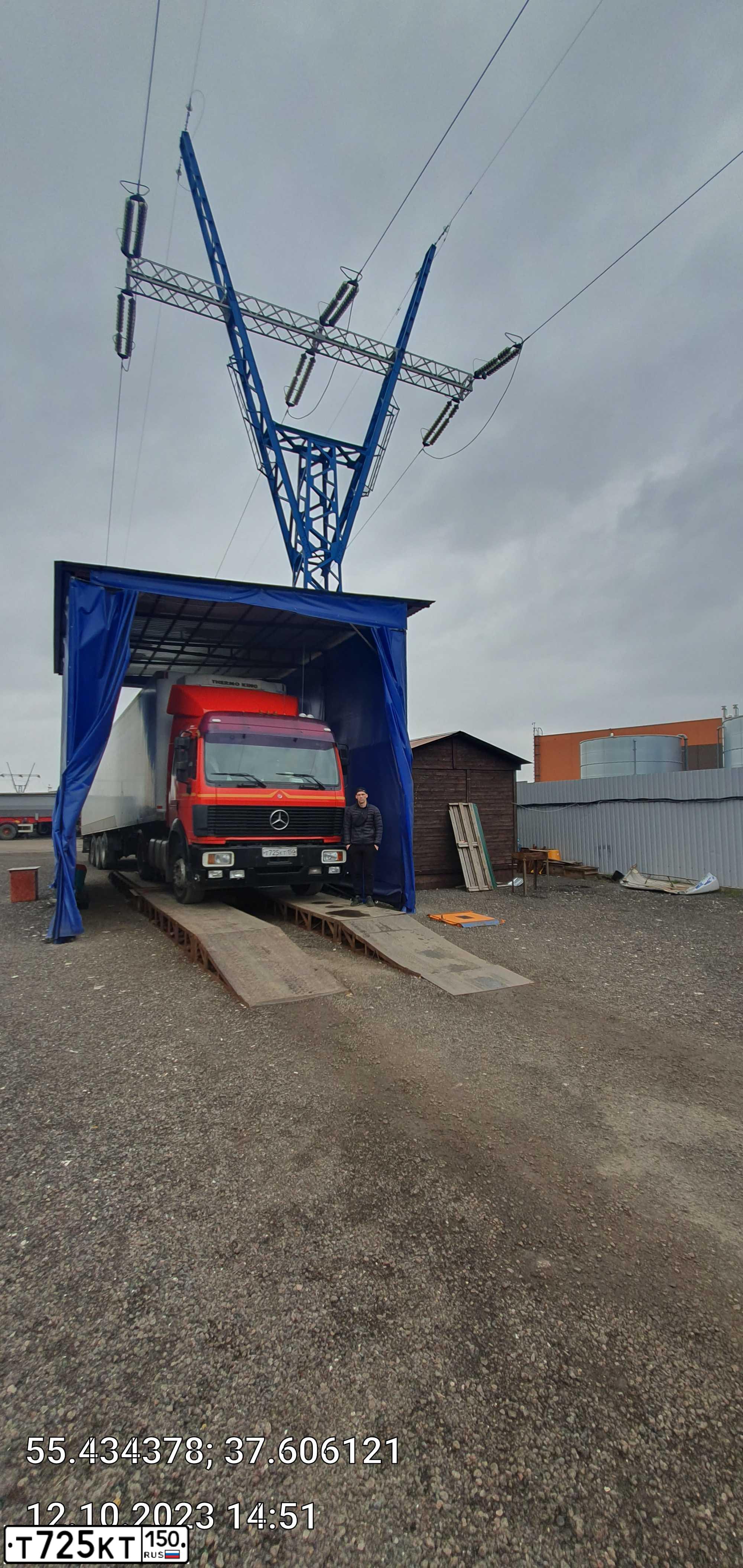 Фото автомобиля MERCEDES ACTROS, 1992 — госномер Т725КТ150. Цвет: КРАСНЫЙ