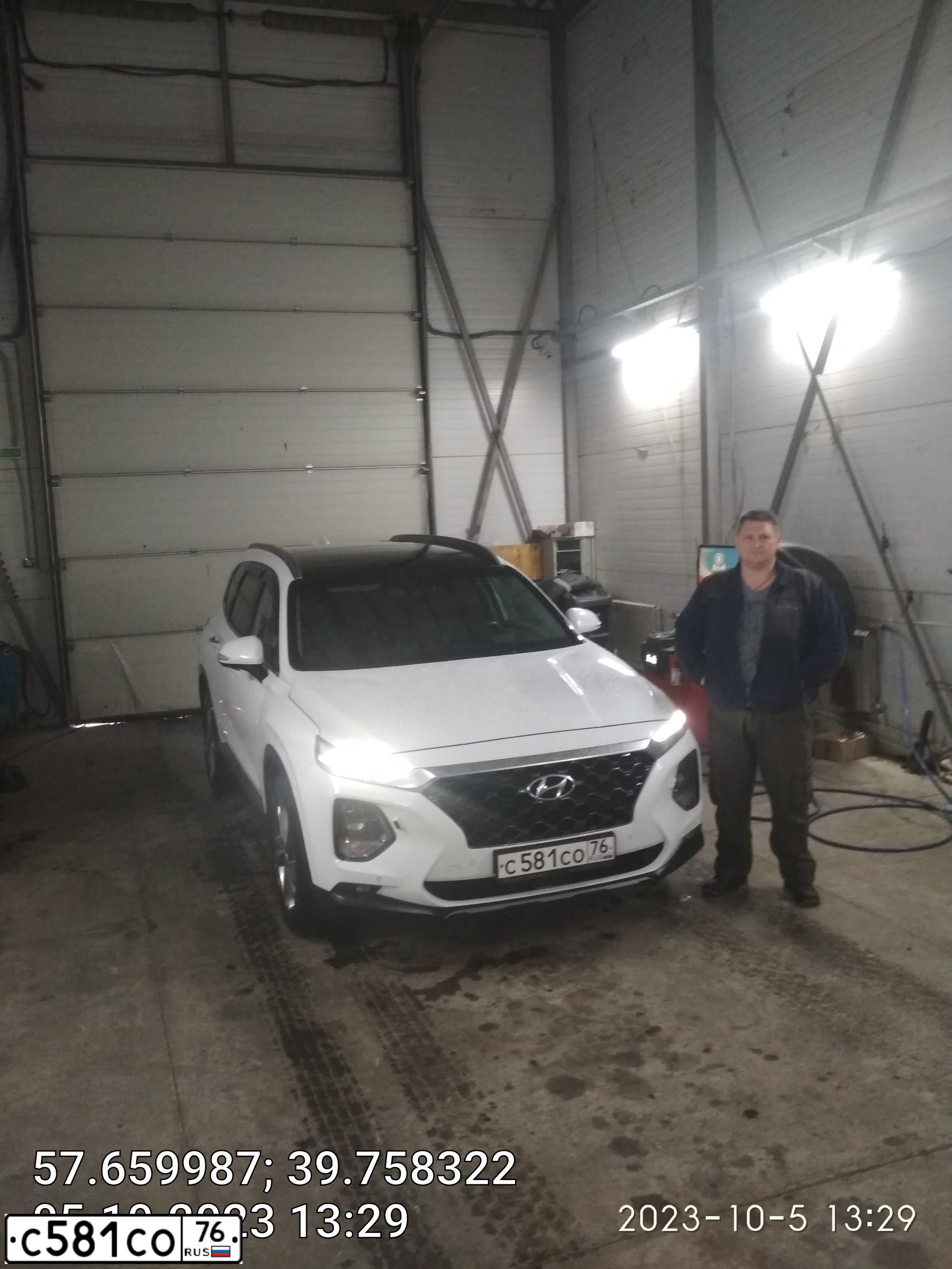 Фото автомобиля HYUNDAI SANTA FE, 2018 — госномер С581СО76. Цвет: БЕЛЫЙ