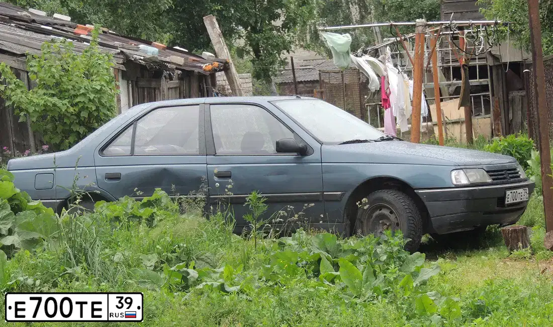 Фото автомобиля PEUGEOT 405, 1989 — госномер Е700ТЕ39. Цвет: синий