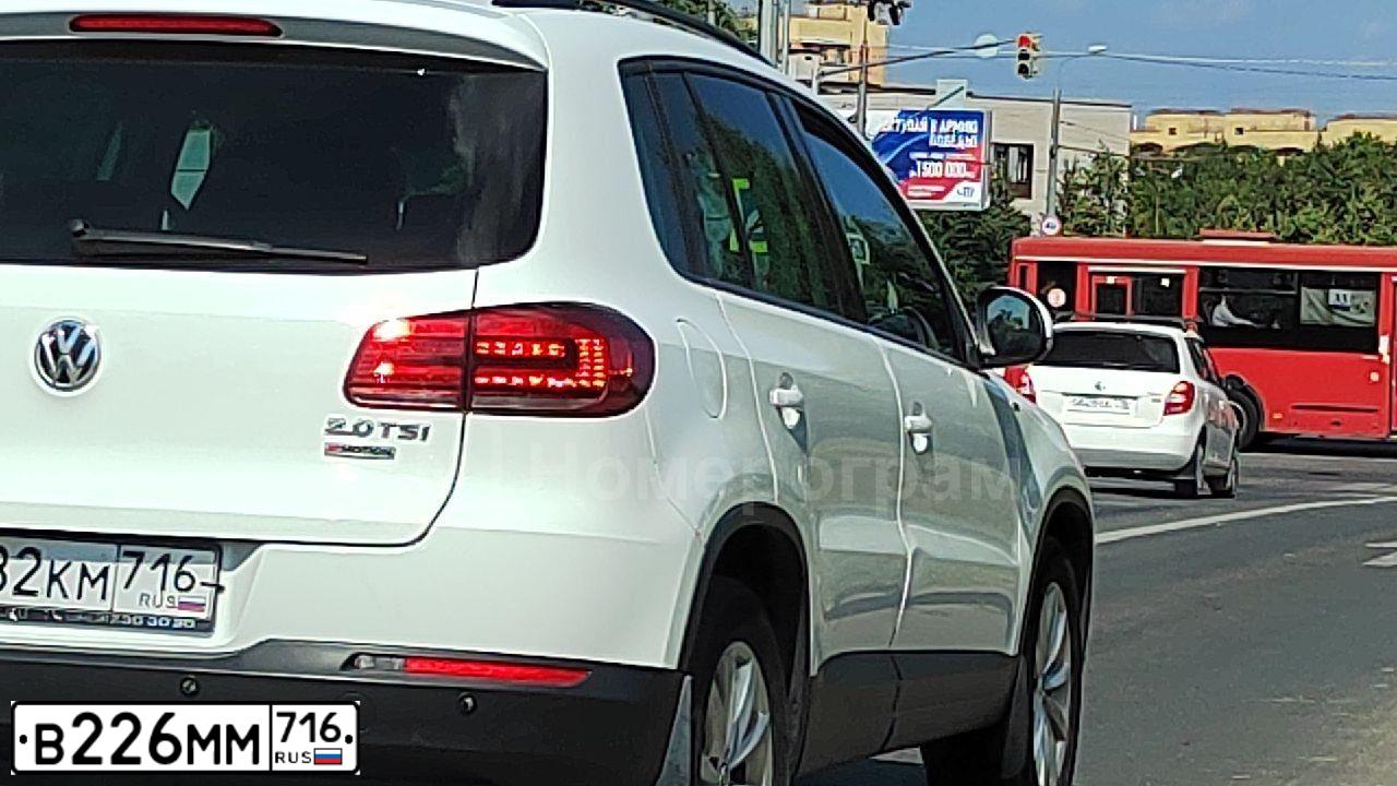 Фото автомобиля LADA 219010 LADA GRANTA, 2018 — госномер Р702ТМ716. Цвет: ЯРКО СИНИЙ
