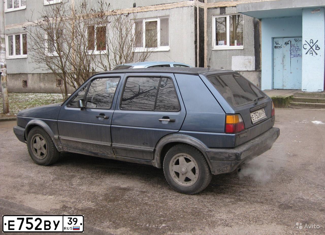 Фото автомобиля VOLKSWAGEN GOLF, 1987 — госномер Е752ВУ39. Цвет: синий