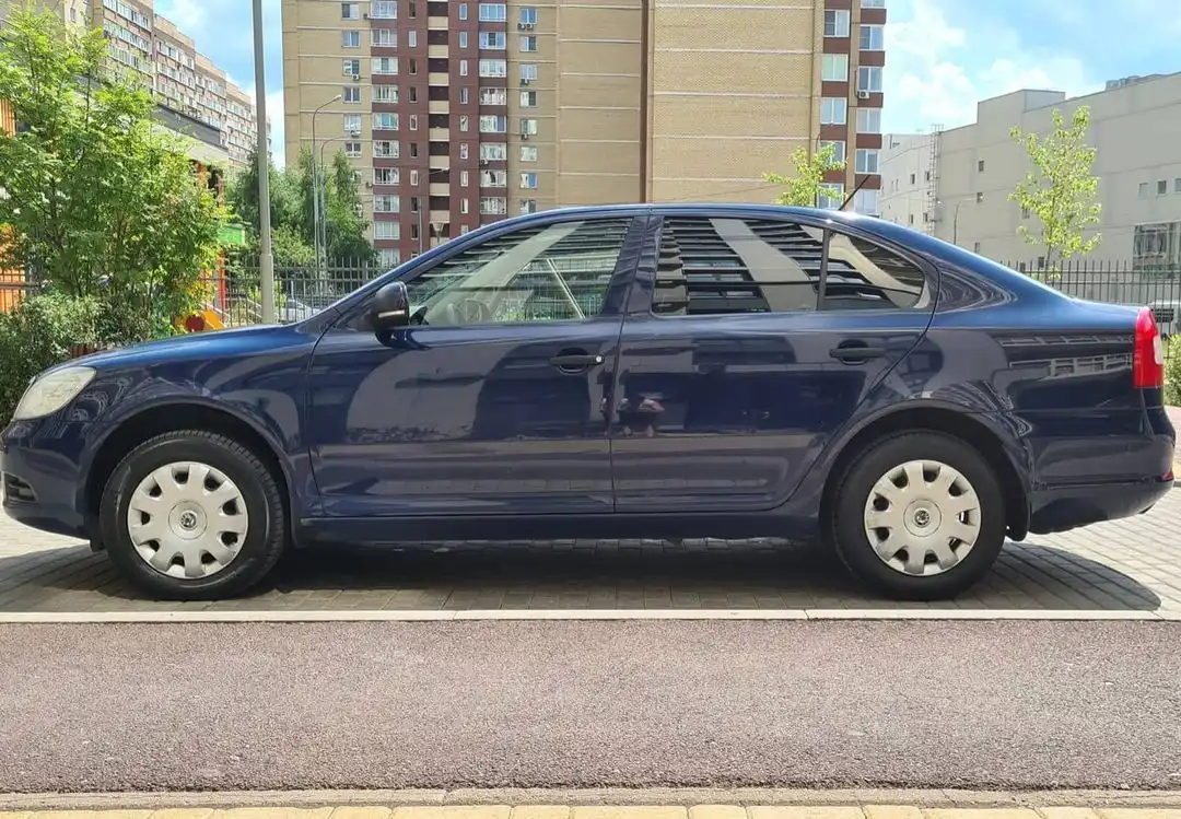 Фото автомобиля SKODA OCTAVIA, 2011 — госномер К624АК250. Цвет: Темно-синий