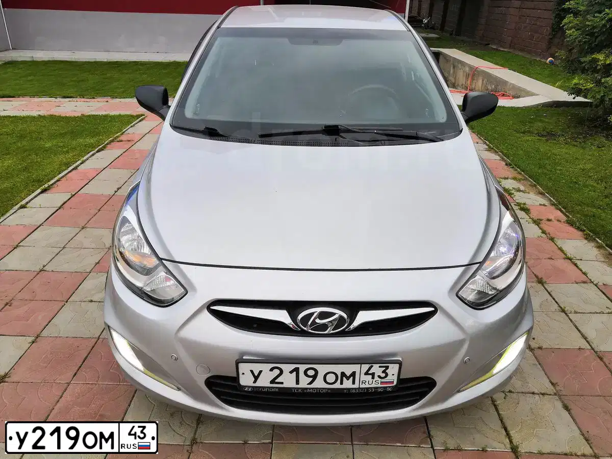 Фото автомобиля HYUNDAI SOLARIS, 2013 — госномер У006СТ55. Цвет: СЕРЕБРИСТЫЙ