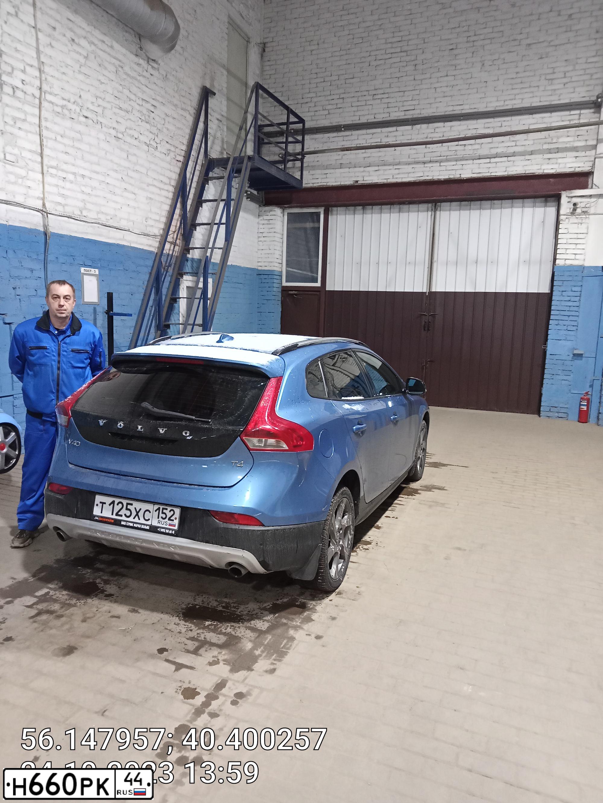 Фото автомобиля VOLVO V40, 2015 — госномер М444УР33. Цвет: ЛАЗУРНЫЙ