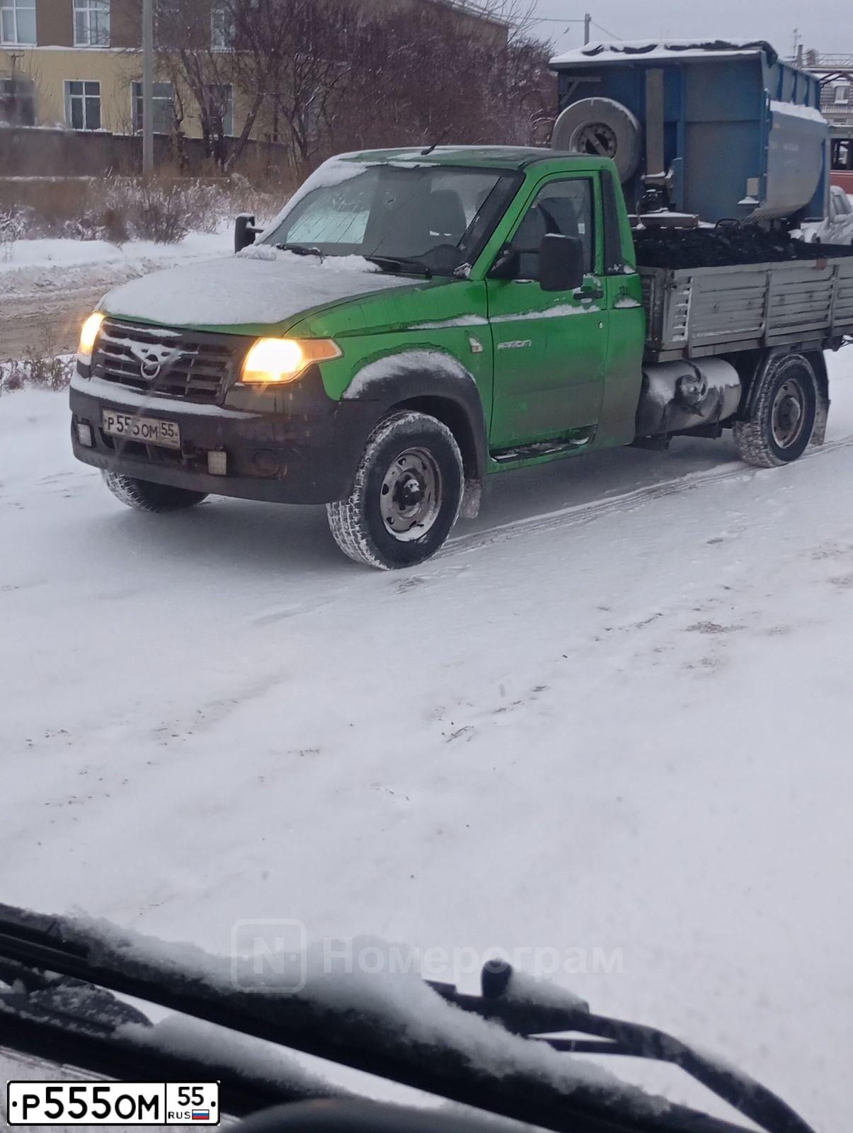 Фото автомобиля KAMAZ 55110 /6X4/, 1987 — госномер Р555ОМ55. Цвет: СЕРЫЙ