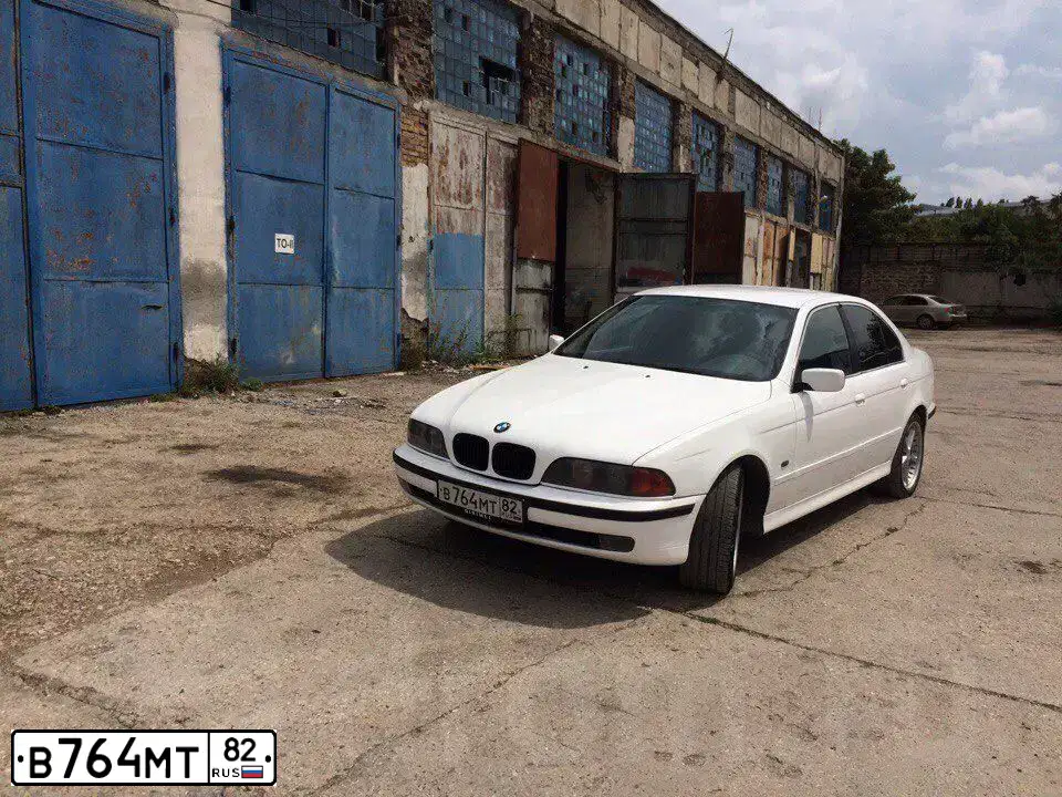 Фото автомобиля BMW SERIE 5, 1996 — госномер Т085РН97. Цвет: Белый